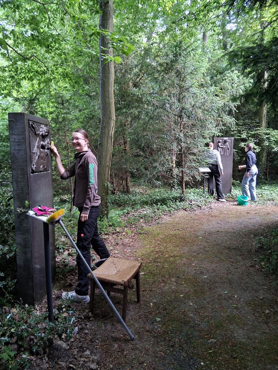 Frühjahrsputz am Kreuzweg – Jugendliche zeigen Einsatz